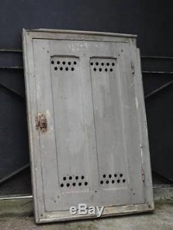 110 X 75 cm Ancienne petite porte avec bati, de dessous d'escalier, placard