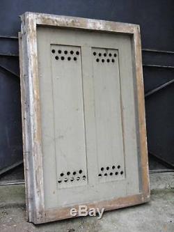 110 X 75 cm Ancienne petite porte avec bati, de dessous d'escalier, placard