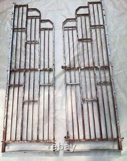 151 x 45 cm Paire d'anciennes grilles décoratives art deco, en metal