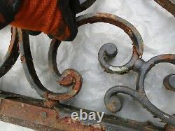 182 X 64 cm Ancien fronton de portail en fonte, à restaurer