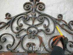 182 X 64 cm Ancien fronton de portail en fonte, à restaurer