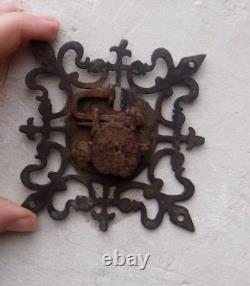 ARME D'HAST Serrure medievale à moraillon de coffre en fer et bronze VERS 1650