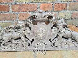 Ancien Fronton en bois sculpté a motif de Griffons