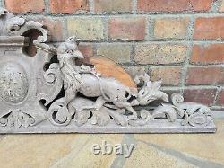 Ancien Fronton en bois sculpté a motif de Griffons