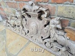 Ancien Fronton en bois sculpté a motif de Griffons