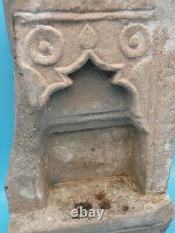 Ancien autel religieux en pierre sculptée / Niche protectrice / Inde