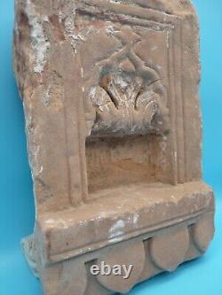 Ancien autel religieux en pierre sculptée / Niche protectrice / Inde