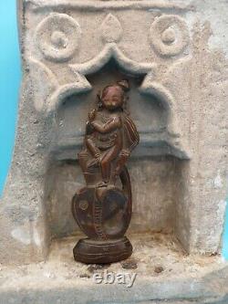 Ancien autel religieux en pierre sculptée / Niche protectrice / Inde