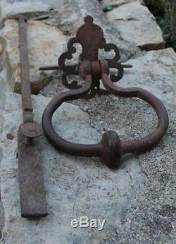 Ancien et gros marteau ou heurtoir de porte loquet targette verrou serrure