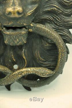 Ancien heurtoir de porte en bronze au Lion et serpent dans la gueule collection