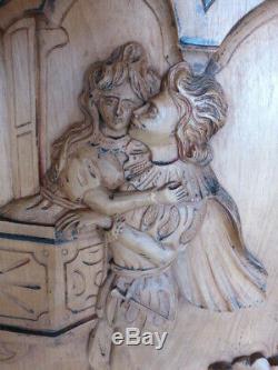 Ancien panneau de porte de meuble en bois sculpté Roméo et Juliette. SUPERBE