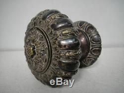 Ancienne Poignée de porte ou boule d'escalier en métal argenté style rocaille