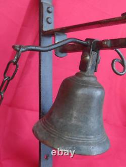 Ancienne cloche sonnaille de porte entrée appel, bronze et support fer forgé
