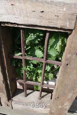 Ancienne fenêtre XVIIe en chêne à barreaux fer forgé origine Alsace shabby chic