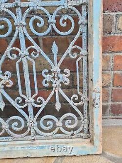 Ancienne fenêtre de Ryad Marocain avec sa grille en fer forgée