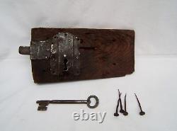 Ancienne grande serrure 18 eme gâche de porte en bois et fer avec sa clé déco