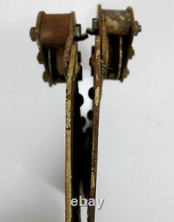 Ancienne roue roulette penture porte coulissante atelier usine riveté n°2