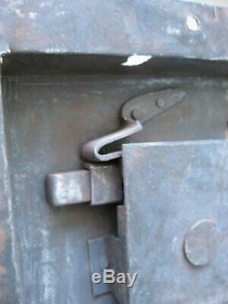Ancienne serrure de grande taille à loquet. Big Gothic lock in wrought iron