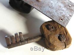 Ancienne serrure fer forgé XVIIIe avec clef fonctionne porte serrurerie château