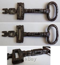 Belle et ancienne clé clef de cadenas 18e siècle fer forgé key