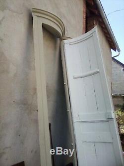 Deux portes galbées anciennes avec leurs bâtis