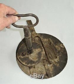 Énorme serrure et sa clé en fer forgé 35 cm de diamètre