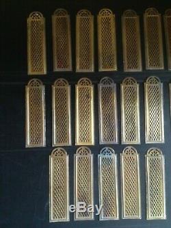 Ensemble lot de 22 plaques de propreté de porte anciennes en laiton doré ajouré