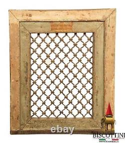 Fouet Grille Antique Fer Forgé Fenêtre Bois Rustique Détail Historique