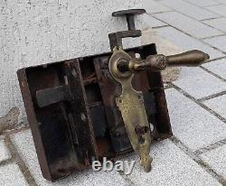 GRANDE SERRURE ANCIENNE en FER FORGE avec poignee et plaque de propreté de PORTE