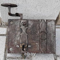 GRANDE SERRURE ANCIENNE en FER FORGE avec poignee et plaque de propreté de PORTE