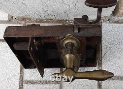 GRANDE SERRURE ANCIENNE en FER FORGE avec poignee et plaque de propreté de PORTE
