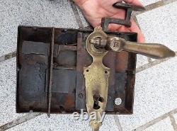 GRANDE SERRURE ANCIENNE en FER FORGE avec poignee et plaque de propreté de PORTE