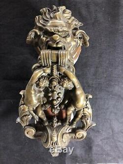 Grand heurtoir de porte en bronze XIXe, angelots et faune