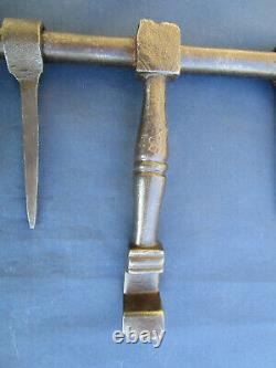Grand verrou cochonnier ancien fer forgé décoré pattes à sceller largeur 35,3 cm