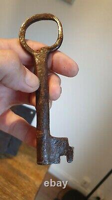 Grande serrure ancienne en fer forgé avec sa clé
