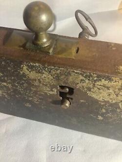 Grande serrure en fer forgé du 19ème siècle en excellent état avec sa clef