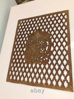 Grille de porte en fonte / 60.5 cms x 75 cms