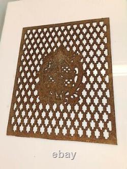 Grille de porte en fonte / 60.5 cms x 75 cms