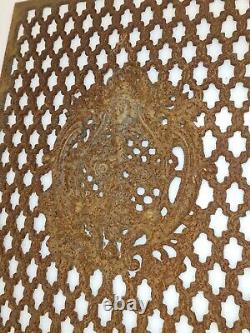 Grille de porte en fonte / 60.5 cms x 75 cms