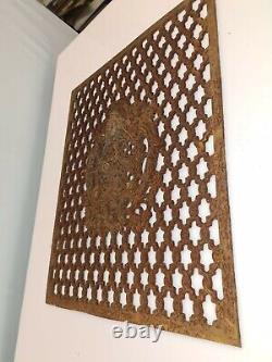 Grille de porte en fonte / 60.5 cms x 75 cms