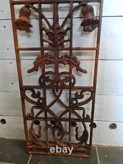 Grilles de porte en fonte / 29.5 cms x 94 cms X 2