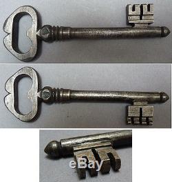 Grosse Clé clef de porte en fer forgé du 18e siecle 18th century key