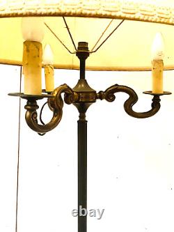 Lampadaire style Louis XVI en laiton trois bras de lumière. XX siècle