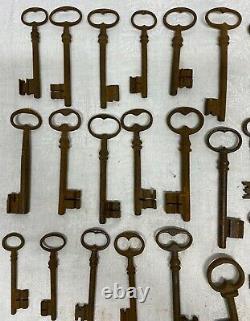 Lot de 57 clefs anciennes N° 8