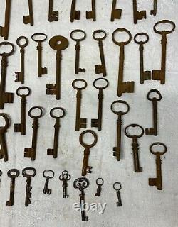 Lot de 57 clefs anciennes N° 8
