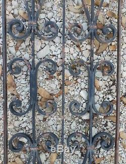 Paire de grilles de porte anciennes en fer forgé