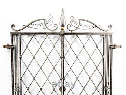 Paire de grilles en fer forgé époque 1940 dans l'esprit de Gilbert Poillerat