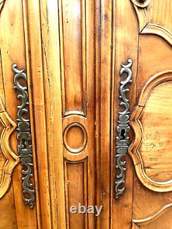 Paire de portes en merisier massif finement sculptée. XVIII siècle