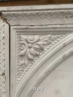 Panneau décoratif en bois stuqué motif médaillon au feuille. XIX siècle