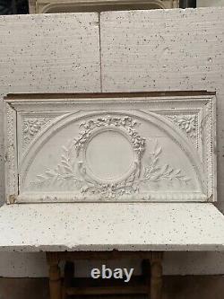 Panneau décoratif en bois stuqué motif médaillon au feuille. XIX siècle